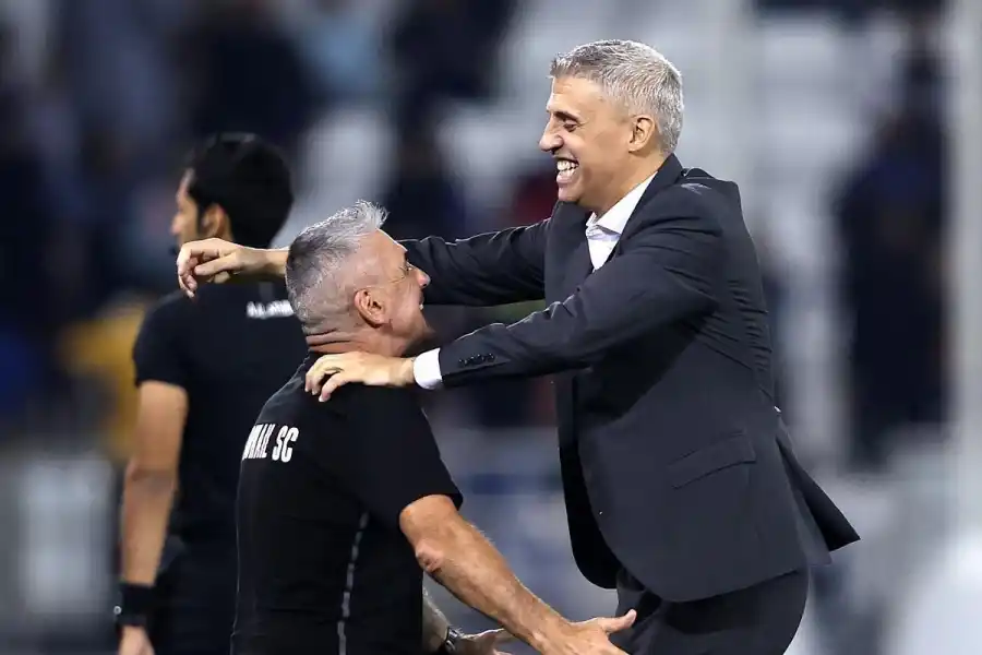 GRAN ABRAZO. Gustavo Nepote celebra la victoria de su equipo junto a Hernán Crespo.