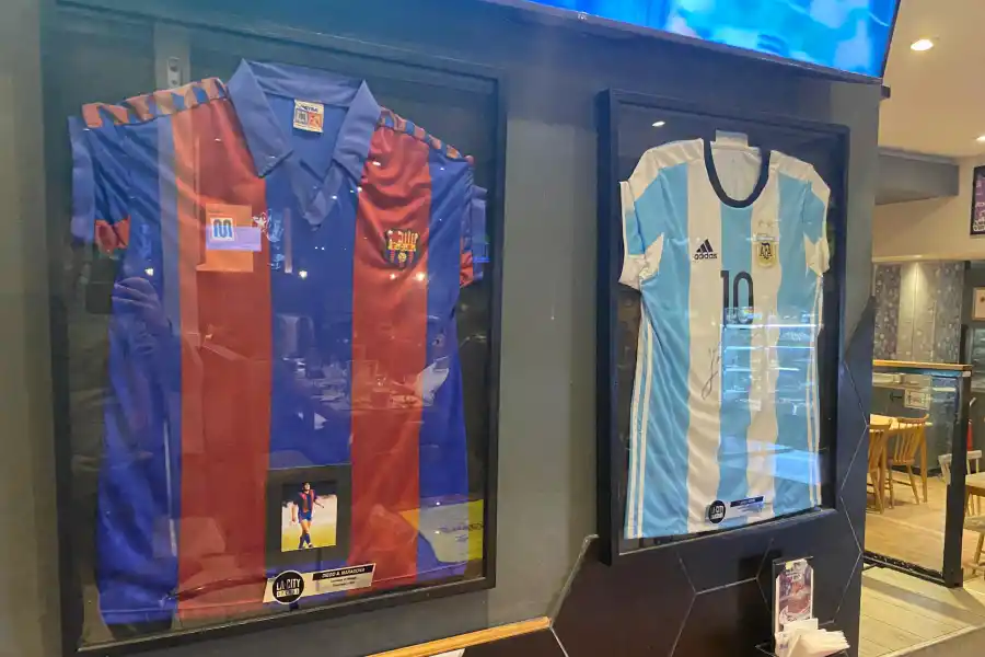 LAS MÁS PRECIADAS. Las camisetas de Diego Armando Maradona y Lionel Messi también tienen su sector.