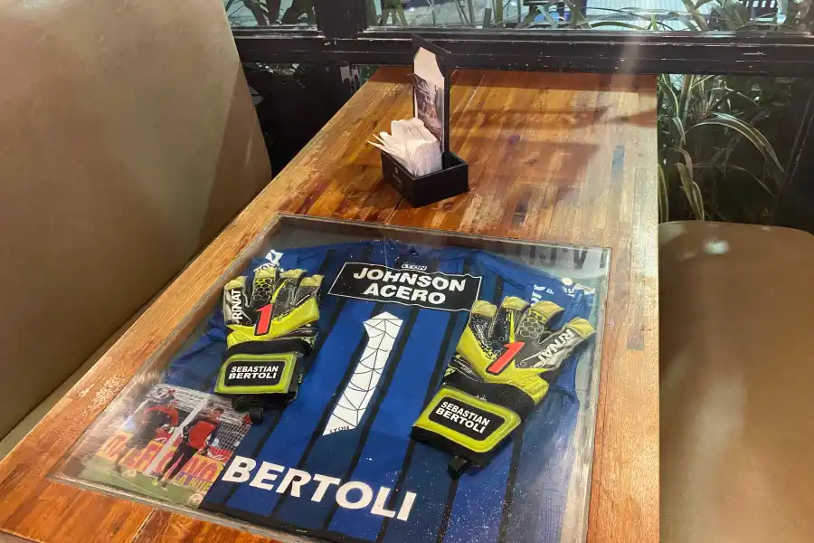 LLAMATIVO. En cada mesa del bar se pueden apreciar camisetas y guantes de distintos equipos. Foto de Gonzalo Cabrera Terrazas.