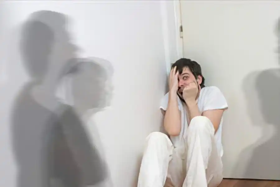 La paranoia es uno de los síntomas de la privación del sueño. 