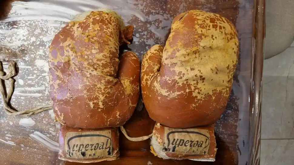 RELIQUÍA. En Famaillá, Rodrigo Villafañe conserva los guantes de “Ringo”.