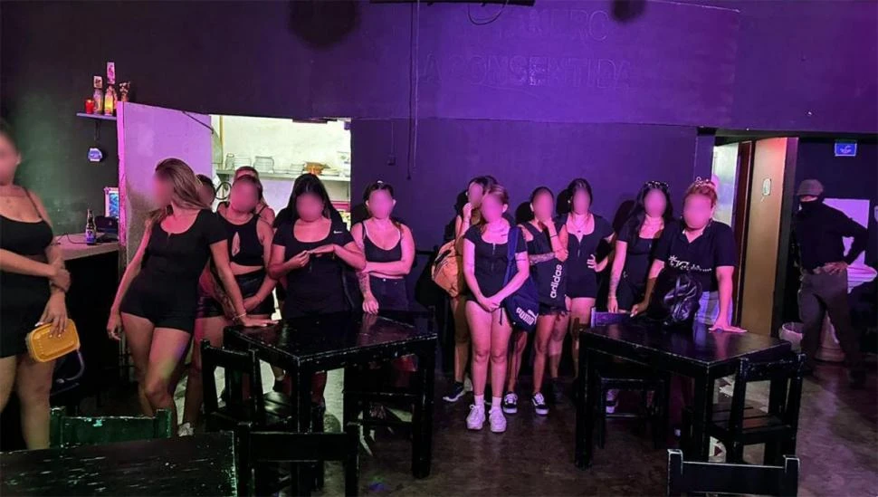 RESCATE. Había 17 chicas (tres tucumanas) cautivas en un bar de Cancún. FOTOS TOMADAS DE TWITTER.COM/FGEQuintanaRoo