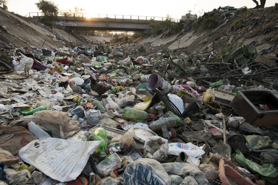 BASURA. Se calcula que cada tucumano genera alrededor de un kilo de residuos sólidos urbanos por día.