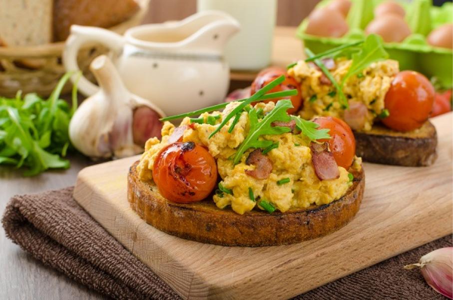 Un buen desayuno: tostada integral con huevo revuelto y tomate