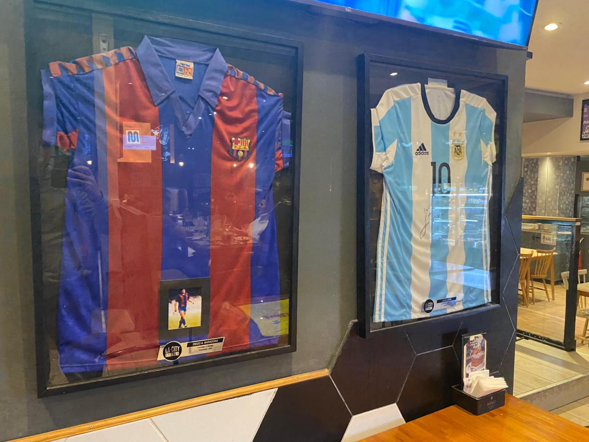 LAS MÁS PRECIADAS. Las camisetas de Diego Armando Maradona y Lionel Messi también tienen su sector.