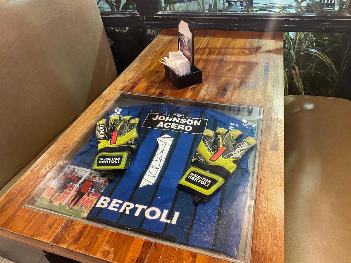 LLAMATIVO. En cada mesa del bar se pueden apreciar camisetas y guantes de distintos equipos. Foto de Gonzalo Cabrera Terrazas.