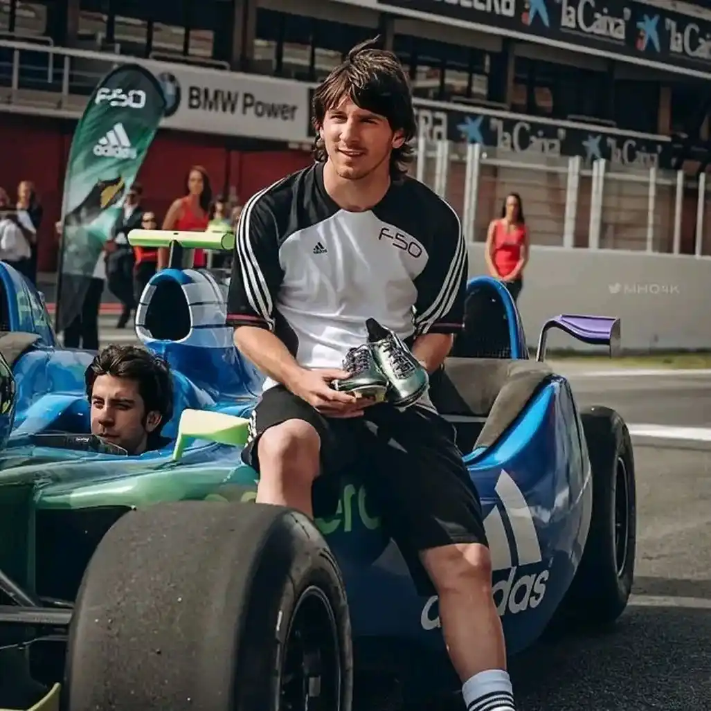 PRIMERA VEZ. En la previa del Mundial de Sudáfrica 2010, Messi posó junto a David Villa en un monoplaza de F1 en Cataluña.