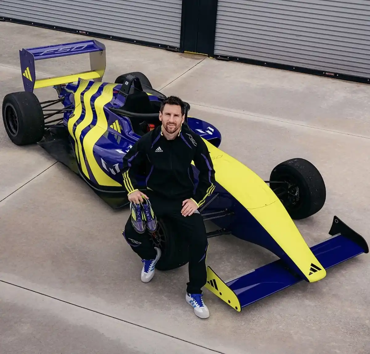 COLORES. El azul y amarillo del auto de carreras con el que posó Messi llamaron la atención de los hinchas de Boca Juniors.