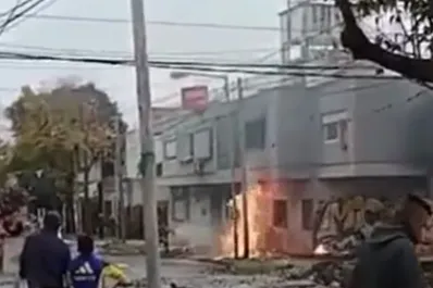 Video: una máquina rompió un caño de gas y provocó una fuerte explosión