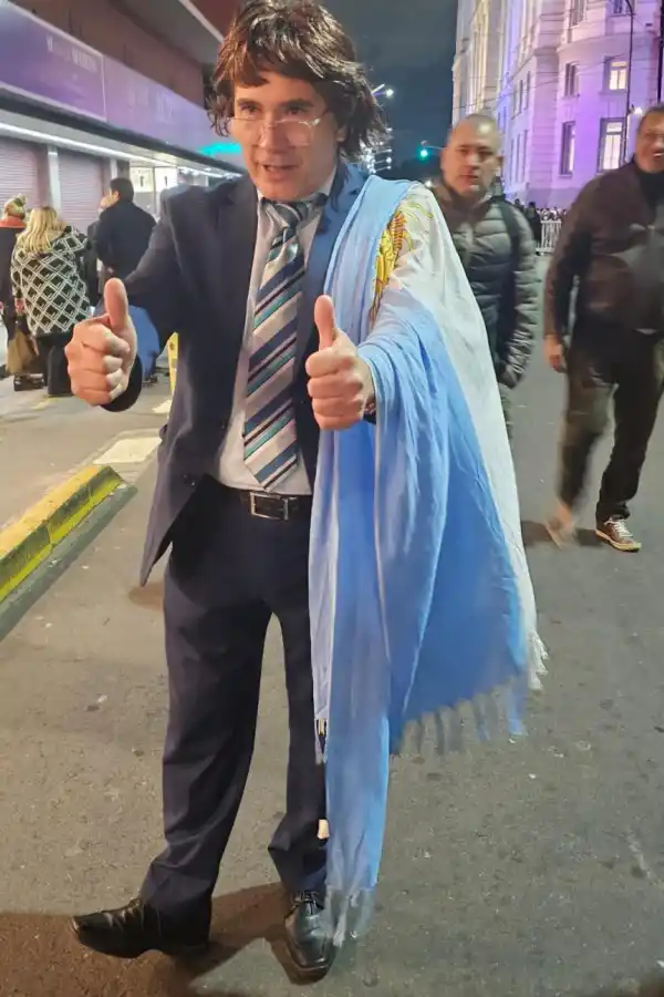 ATUENDO. Un seguidor no dudó en vestirse como el Presidente.