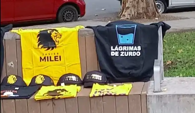 INFALTABLES. En las afueras del Luna Park se vendían remeras y gorras.