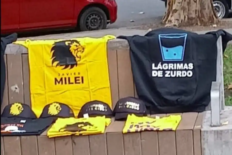 INFALTABLES. En las afueras del Luna Park se vendían remeras y gorras.