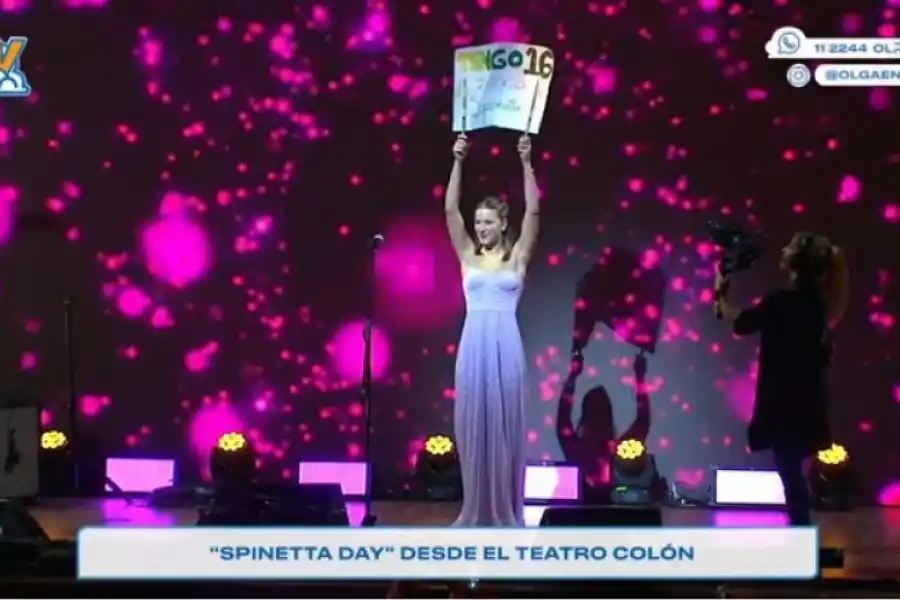 Olivia en el Colón con el cartel que la hizo cantar en el programa y luego en el escenario. OLGA