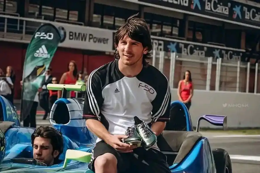 PRIMERA VEZ. En la previa del Mundial de Sudáfrica 2010, Messi posó junto a David Villa en un monoplaza de F1 en Cataluña.