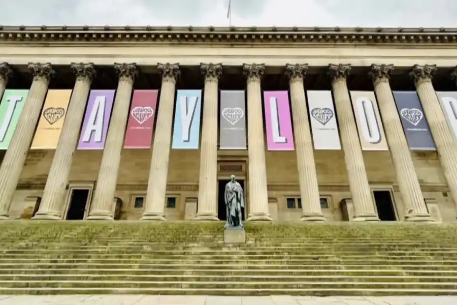 PRIMERAS INTERVENCIONES. La fachada del St George's Hall fue adornada con un cartel que luce la frase 