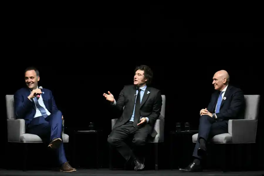 RELAJADOS. Adorni, Milei y Espert abordaron temas del libro y la gestión.