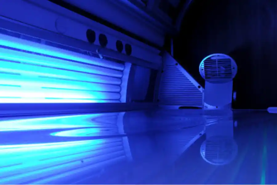 El uso de camas solares puede aumentar el riesgo de padecer esta enfermedad. 