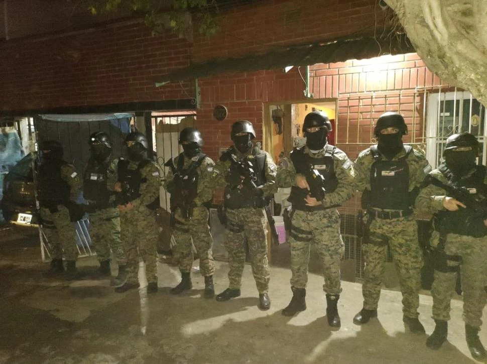 FUERTE OPERATIVO. Decenas de policías fuertemente armados se presentaron en las medidas que se hicieron en los barrio San Roque y El Molino.