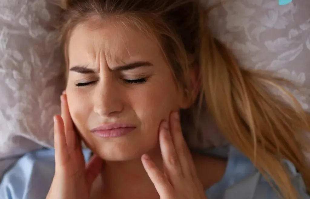 El bruxismo (rechinar los dientes) puede ser la causa de estos sueños 