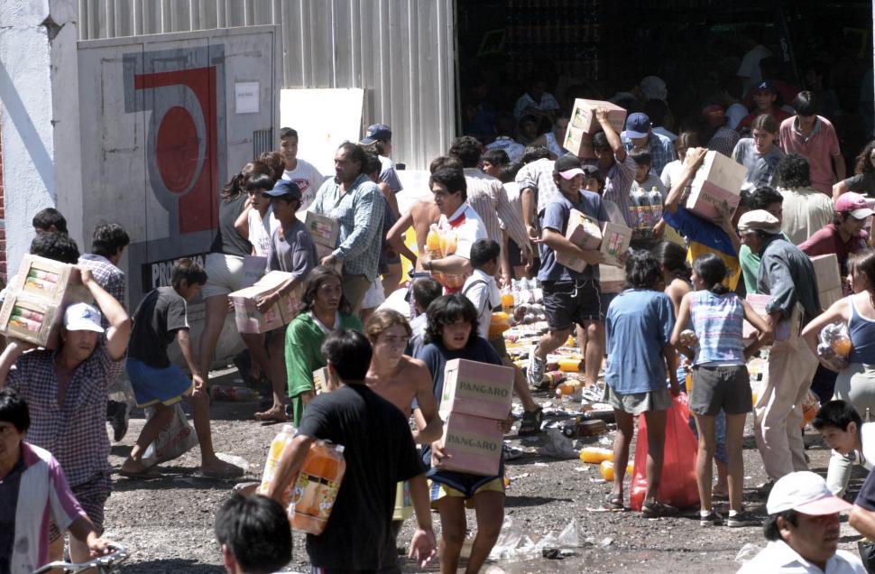 CUANDO REINÓ EL CAOS. Centenares de tucumanos salieron a saquear los supermercados. 