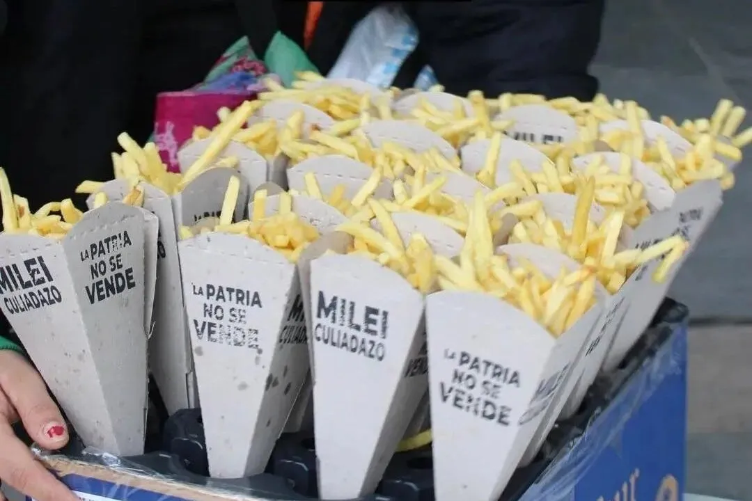 Realizaron un papafritazo en Córdoba en repudio por la visita de Javier Milei