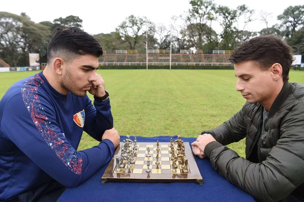 FRENTE A FRENTE. En el centro del “Héctor ‘Gallo’ Cabrera”, Matías Orlande (Natación) juega con blancas y Santiago Rez Masud (Lawn Tennis) con negras. Ambos saldrán con toda la artillería, pero sólo quedará un rey en pie al final de la tarde.