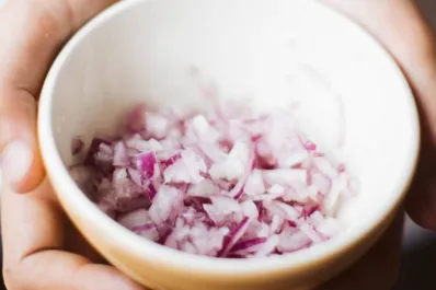 El jarabe casero de cebolla que aliviana la tos con solo tres ingredientes