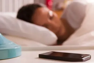Sobrepeso e hiperalerta: la ciencia determinó por qué no debemos dormir cerca de nuestro celular