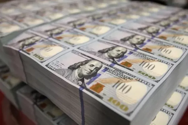 El dólar blue operó a la baja este viernes, pero aumentó $100 durante la semana