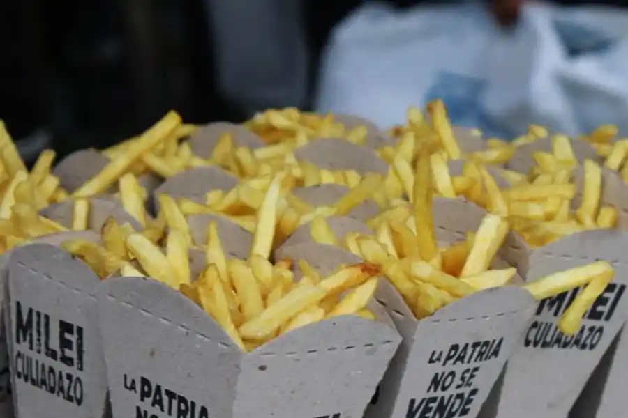 Realizaron un papafritazo en Córdoba en repudio por la visita de Javier Milei