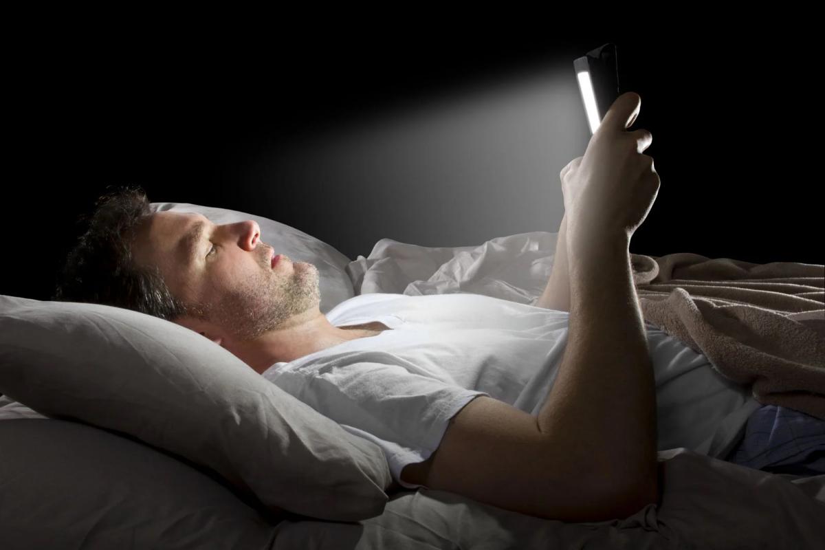 Las pantallas de los celulares pueden afectar nuestro sueño. 