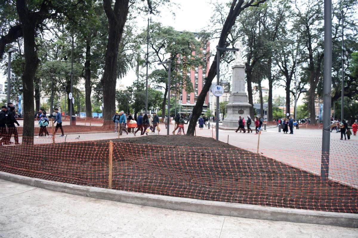 Trabajos en plaza Independencia,  arreglo de canteros. LA GACETA / FOTO DE ANALIA JARAMILLO
