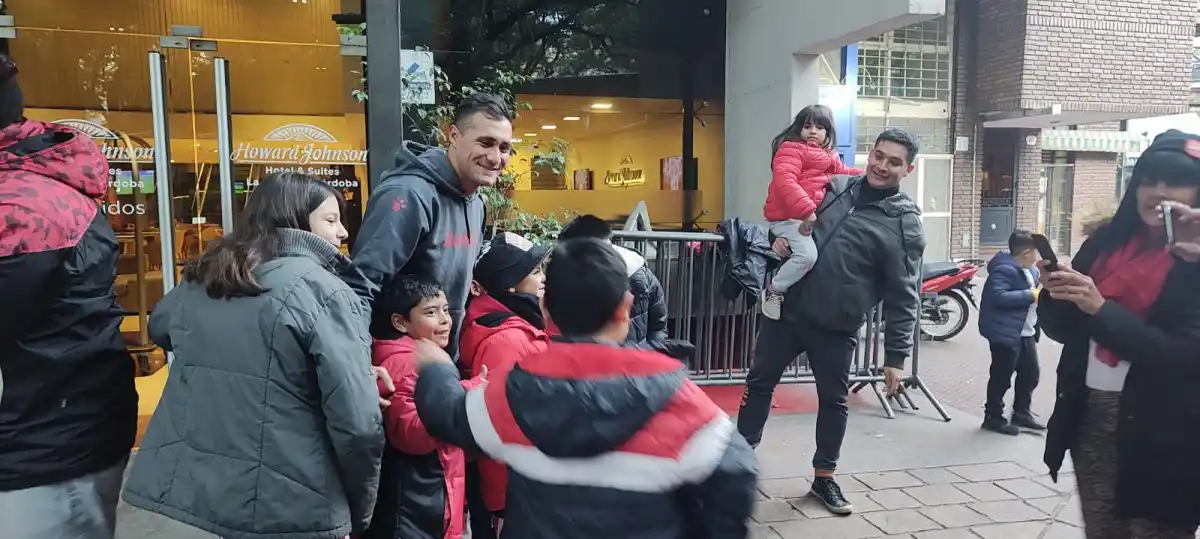 Abrazos, fotos y recuerdos: los jugadores de San Martín de Tucumán recibieron a los hinchas en Córdoba