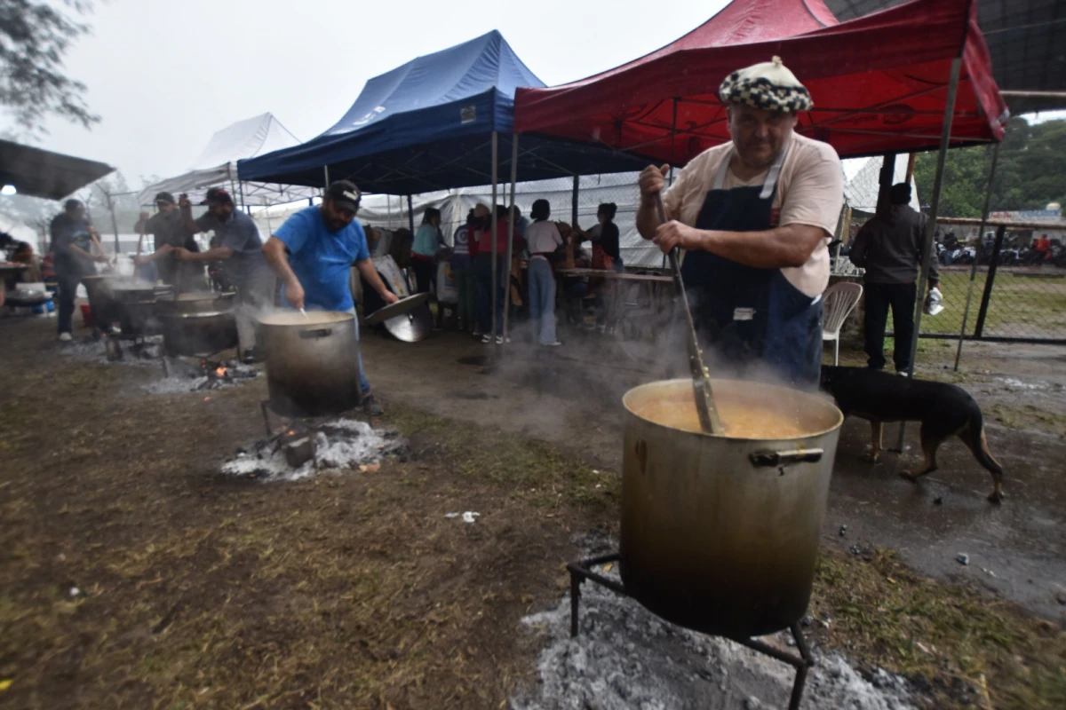 TRADICIÓN. Un grupo de amigos prepara locro en el sur tucumano. LA GACETA/FOTO DE OSVALDO RIPOLL