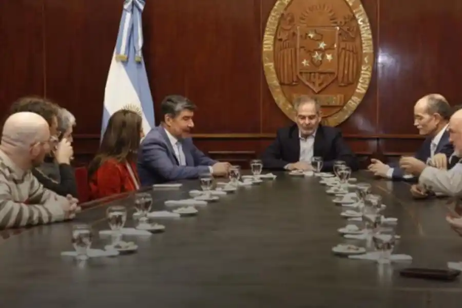 CHARLA. Creadores y personal de la UNT buscan crear un tramo formativo.