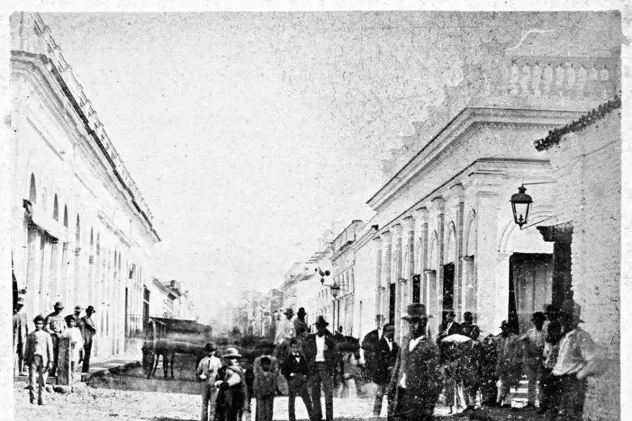 MENDOZA Y 25 DE MAYO. La céntrica esquina hacia el año 1872.