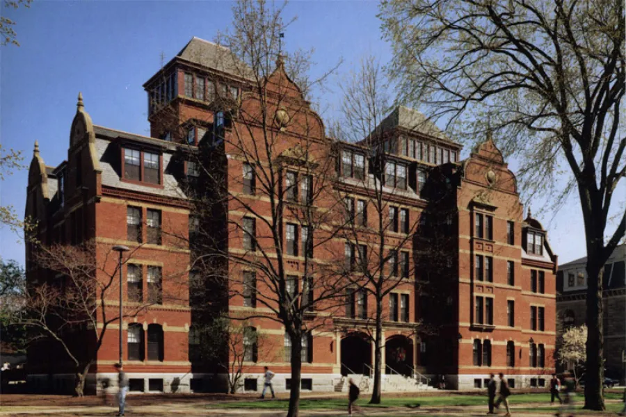 Weld Hall, la casa en la que vive la estudiante tucumana en Harvard.
