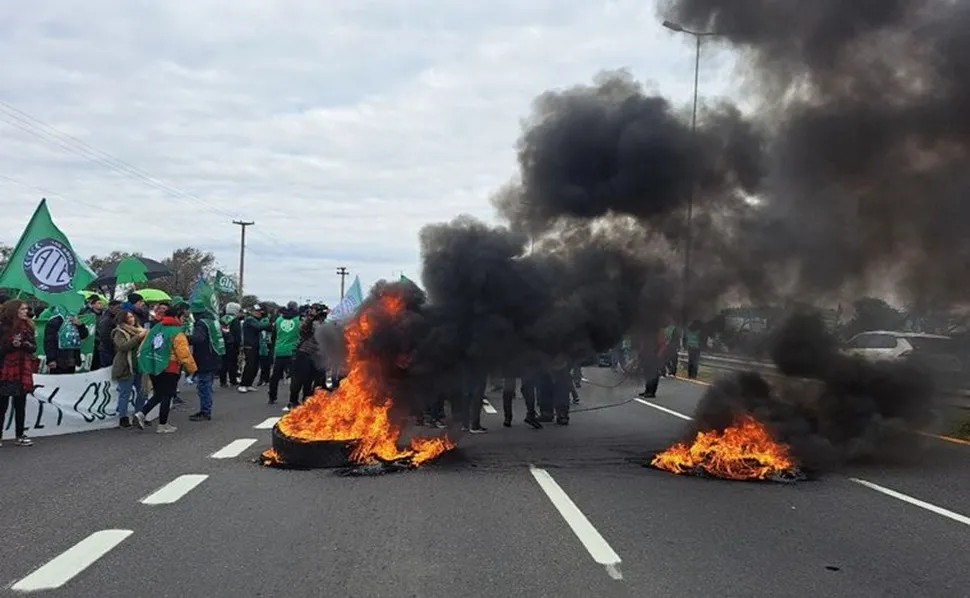 ATE inició un corte de calle y manifestaciones en las cercanías del Aeropuerto