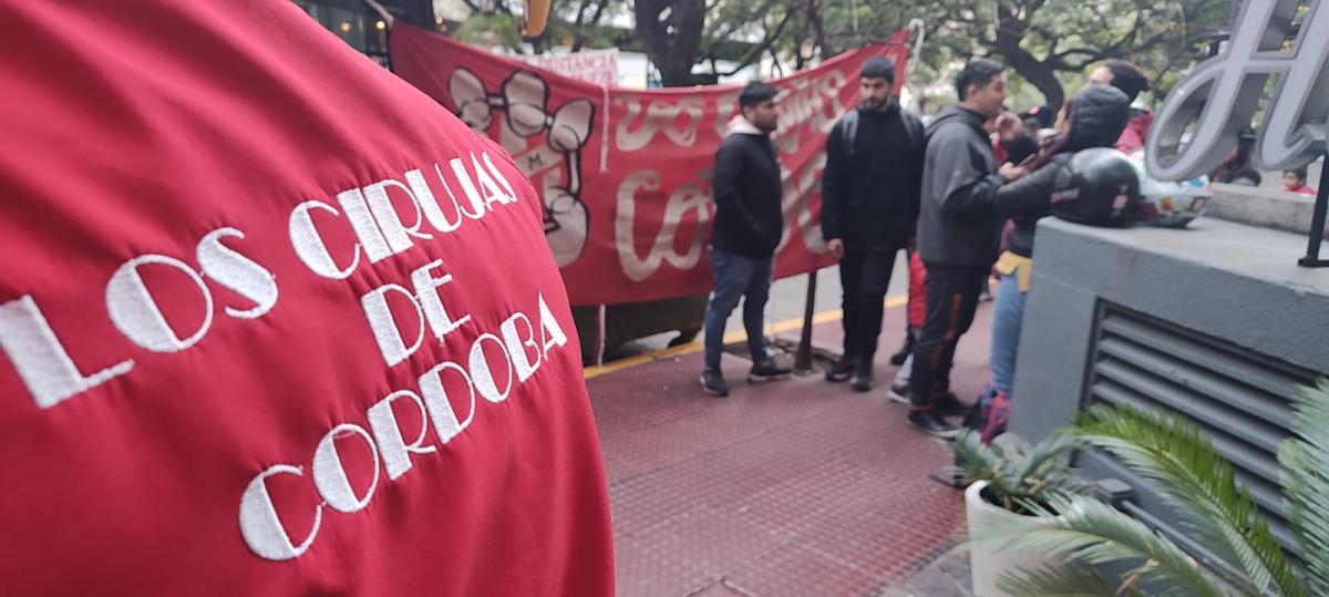 Abrazos, fotos y recuerdos: los jugadores de San Martín de Tucumán recibieron a los hinchas en Córdoba