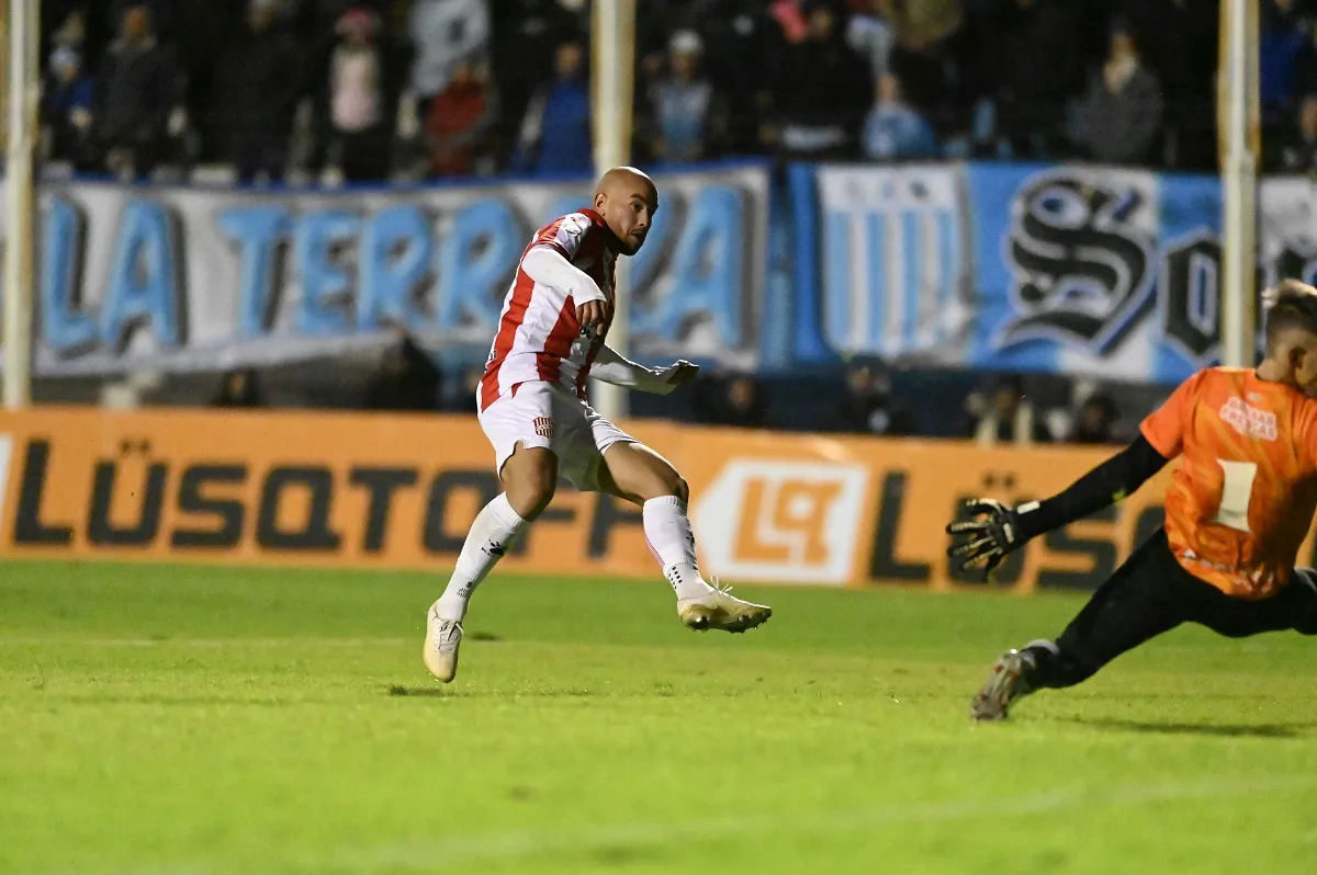 EFECTIVO. Junior Arias aprovechó un mal despeje de un futbolista de Racing de Córdoba y no sentenció la victoria de San Martín de Tucumán.