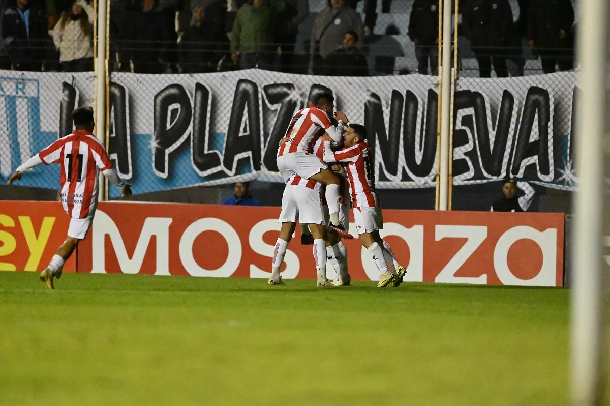 FESTEJOS. San Martín de Tucumán venció a Racing de Córdoba con gol de Junior Arias. Foto de Ariel Carreras/Especial para LA GACETA.