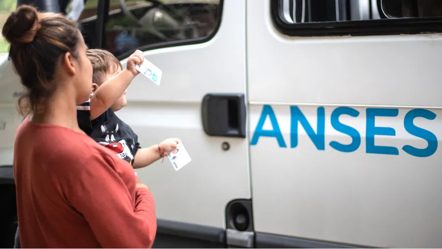 Los beneficiarios de la AUH percibirán un aumento del 41,48% en junio.