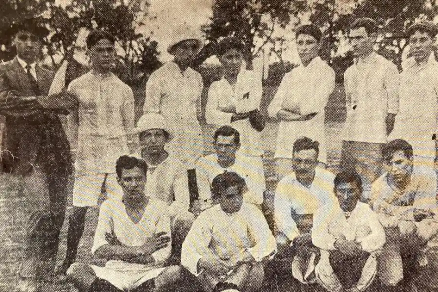 UNIFORMADOS. Así era la camisa celeste y blanca con la que el “decano” participó durante el año 1913.
