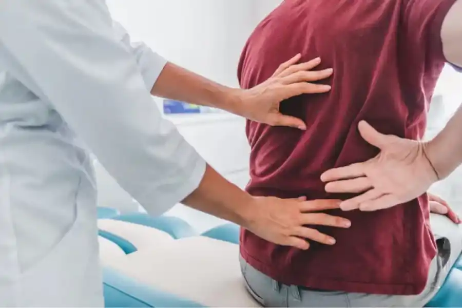 Ante cualquier molestia o dolor en la espalda al respirar, es importante consultar de inmediato con un especialista.