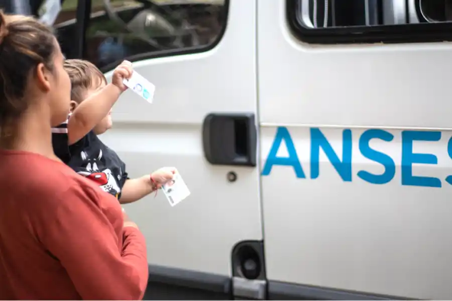 Los beneficiarios de la AUH percibirán un aumento del 41,48% en junio.