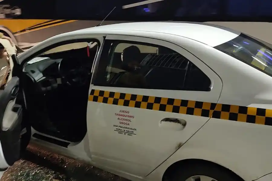 DESTROZADO. La piedra que arrojaron los hinchas dejó destruida la ventana del taxi. 