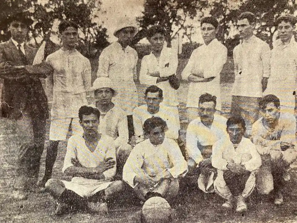 UNIFORMADOS. Así era la camisa celeste y blanca con la que el “decano” participó durante el año 1913.
