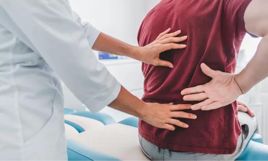 Ante cualquier molestia o dolor en la espalda al respirar, es importante consultar de inmediato con un especialista.
