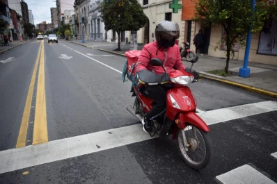 ¿Tucumán se queda sin delivery? Por el frío, faltan cadetes