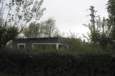 Vivir bajo el tendido de alta tensión: No tenemos dónde ir a parar, dicen los vecinos